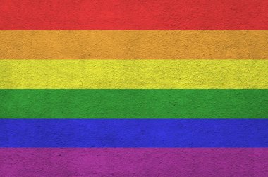 Lgbt topluluğunun bayrağı, eski duvarlara parlak boya renkleri çizilmiş. Kabataslak arkaplanda desenli pankart