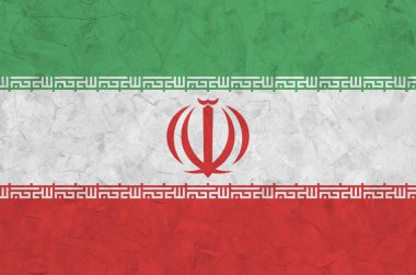 İran bayrağı, eski kabartma duvarlara parlak boya renkleriyle resmedilmiş. Kabataslak arkaplanda desenli pankart