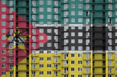 Mozambik bayrağı, yapım aşamasında olan çok katlı yerleşim alanının boyalı renkleriyle resmedildi. Büyük tuğla duvar zemininde desenli pankart