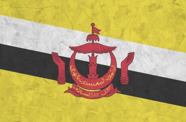 Brunei Darussalam bayrağı eski kabartma duvarına parlak boya renkleriyle resmedilmiş. Kabataslak arkaplanda desenli pankart