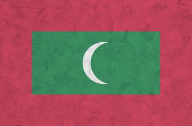 Maldivler bayrağı eski kabartma duvarda parlak boya renkleriyle resmedilmiş. Kabataslak arkaplanda desenli pankart