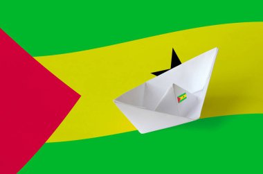 Kağıt origami gemisinde yakın plan çekilmiş Sao Tome ve Principe bayrağı. Doğu el yapımı sanat konsepti