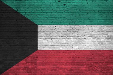 Kuveyt bayrağı, eski tuğla duvardaki boya renkleriyle kaplanmış. Büyük tuğla duvarlı arka planda desenli afiş