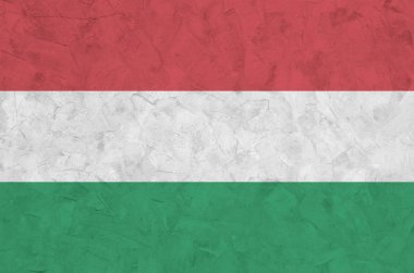 Macaristan bayrağı, eski sıva duvarına parlak boya renkleriyle resmedilmiş. Kabataslak arkaplanda desenli pankart