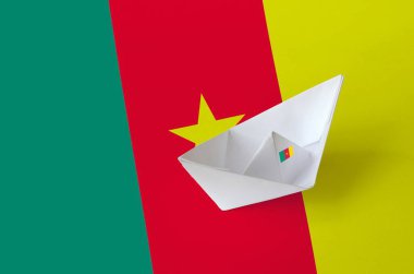 Kağıt origami gemisine yakın plan çekilmiş fotoğraf makinesi bayrağı. Doğu el yapımı sanat konsepti