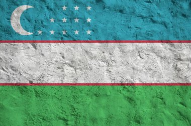 Özbekistan bayrağı, eski kabartma duvarlara parlak boya renkleriyle resmedilmiş. Kabataslak arkaplanda desenli pankart