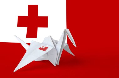 Tonga bayrağı kağıt origami vinç kanadında resmedilmiş. Doğu el yapımı sanat konsepti