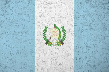 Guatemala bayrağı eski kabartma duvarda parlak boya renkleriyle resmedilmiş. Kabataslak arkaplanda desenli pankart