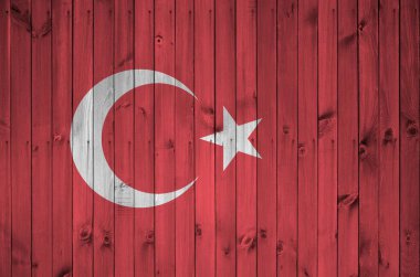 Eski ahşap duvarda parlak renkli hindi bayrağı tasvir edildi. Kabataslak arkaplanda desenli pankart