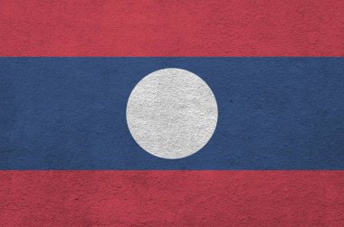 Laos bayrağı eski kabartma duvarda parlak boya renkleriyle resmedilmiş. Kabataslak arkaplanda desenli pankart