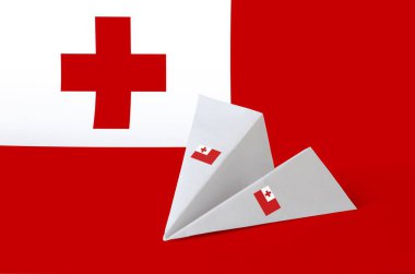 Tonga bayrağı kağıt origami uçağında resmedildi. Doğu el yapımı sanat konsepti