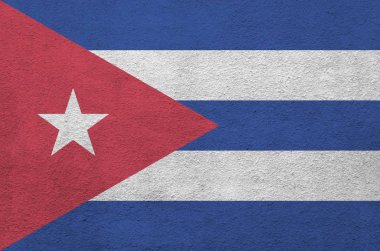 Küba bayrağı, eski kabartma duvarda parlak boya renkleriyle resmedilmiş. Kabataslak arkaplanda desenli pankart