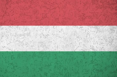 Macaristan bayrağı, eski sıva duvarına parlak boya renkleriyle resmedilmiş. Kabataslak arkaplanda desenli pankart