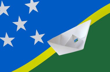 Solomon Adaları bayrağı kağıt origami gemisinde yakın plan olarak tasvir edildi. Doğu el yapımı sanat konsepti