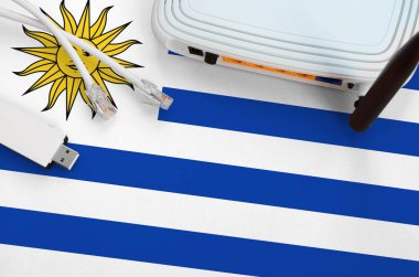 Masada internet rj45 kablo, kablosuz usb wi-fi adaptör ve yönlendirici ile Uruguay bayrağı tasvir edilmiştir. İnternet bağlantısı kavramı