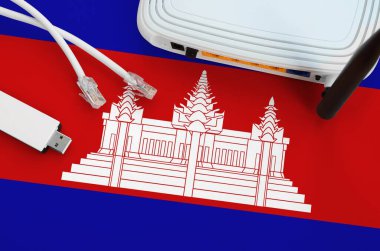 Masada internet rj45 kablo, kablosuz usb wi-fi adaptör ve yönlendirici ile Kamboçya bayrağı resmedildi. İnternet bağlantısı kavramı