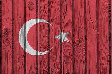 Eski ahşap duvarda parlak renkli hindi bayrağı tasvir edildi. Kabataslak arkaplanda desenli pankart