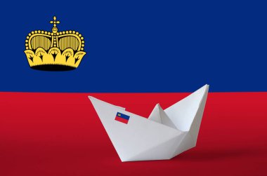 Kağıt origami gemisinde yakın plan çekilmiş Lihtenştayn bayrağı. Doğu el yapımı sanat konsepti