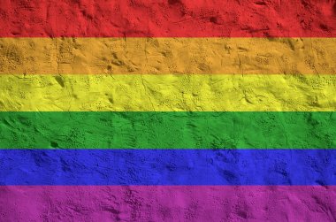 Lgbt topluluğunun bayrağı, eski duvarlara parlak boya renkleri çizilmiş. Kabataslak arkaplanda desenli pankart