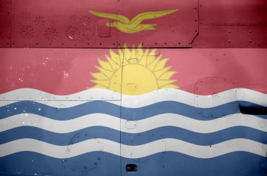 Askeri zırhlı helikopterin yan tarafında Kiribati bayrağı tasvir edildi. Ordu uçak kavramsal arka planını güçlendirir
