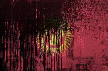 Kırgızistan bayrağı eski ve kirli yağ fıçısının duvarına boyanmış olarak tasvir edildi. Kabataslak arkaplandaki desenli afiş. Tarihi bayrak