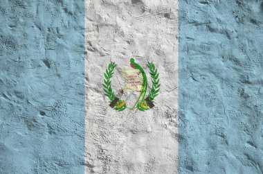 Guatemala bayrağı eski kabartma duvarda parlak boya renkleriyle resmedilmiş. Kabataslak arkaplanda desenli pankart