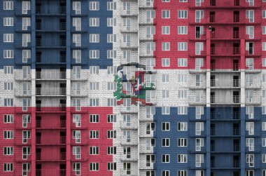 Dominik Cumhuriyeti bayrağı, yapım aşamasında olan çok katlı yerleşim yerlerinin üzerine boyanmış renklerle resmedildi. Büyük tuğla duvar zemininde desenli pankart