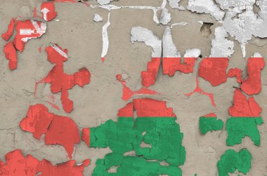 Umman bayrağı, eski, dağınık beton duvarlara boya renkleri ile çizilmiş. Kabataslak arkaplanda desenli pankart