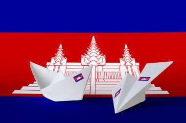 Kamboçya bayrağı kağıt origami uçak ve teknede resmedildi. Doğu el yapımı sanat konsepti