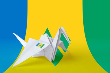 Saint Vincent ve Grenadines bayrağı kağıt origami vinç kanadında resmedildi. Doğu el yapımı sanat konsepti