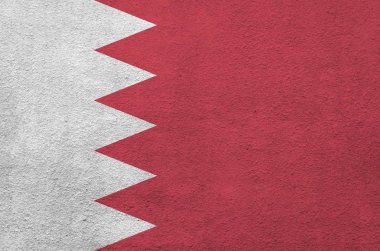 Bahreyn bayrağı eski kabartma duvarda parlak boya renkleriyle resmedilmiş. Kabataslak arkaplanda desenli pankart