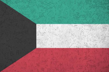 Kuveyt bayrağı eski sıva duvarına parlak boya renkleri ile çizilmiş. Kabataslak arkaplanda desenli pankart