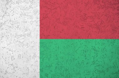 Madagaskar bayrağı eski kabartma duvarda parlak boya renkleriyle resmedilmiş. Kabataslak arkaplanda desenli pankart