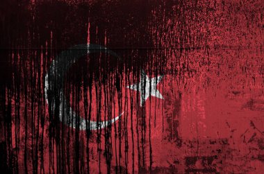 Eski ve kirli yağ varili duvarlara boyanmış hindi bayrakları. Kabataslak arkaplanda desenli pankart