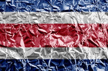 Kosta Rika bayrağı parlak buruşuk alüminyum folyoyla boyanmış. Kabataslak arkaplanda desenli pankart