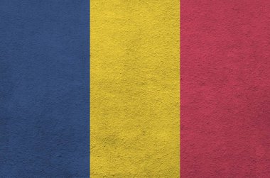 Chad bayrağı, eski duvarlara parlak boya renkleri çizilmişti. Kabataslak arkaplanda desenli pankart