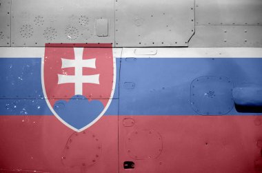 Askeri zırhlı helikopterin yan tarafında Slovakya bayrağı tasvir edildi. Ordu uçak kavramsal arka planını güçlendirir