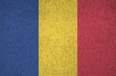 Romanya bayrağı, eski kabartma duvarlara parlak boya renkleriyle çizilmiş. Kabataslak arkaplanda desenli pankart