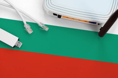 Masada internet rj45 kablo, kablosuz usb wi-fi adaptör ve yönlendirici ile Bulgaristan bayrağı resmedildi. İnternet bağlantısı kavramı