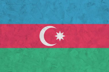 Azerbaycan bayrağı eski kabartma duvarına parlak boya renkleriyle resmedilmiş. Kabataslak arkaplanda desenli pankart