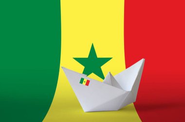 Kağıt origami gemisine yakın plan Senegal bayrağı çizilmiş. Doğu el yapımı sanat konsepti