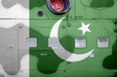 Pakistan bayrağı askeri zırhlı helikopterin yan tarafında tasvir edildi. Ordu uçak kavramsal arka planını güçlendirir