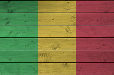 Mali bayrağı, eski ahşap duvarda parlak boya renkleriyle tasvir edilmiş. Kabataslak arkaplanda desenli pankart