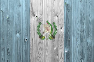 Guatemala bayrağı eski ahşap duvarda parlak boya renkleriyle resmedilmiş. Kabataslak arkaplanda desenli pankart