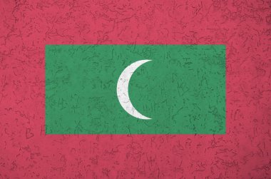 Maldivler bayrağı eski kabartma duvarda parlak boya renkleriyle resmedilmiş. Kabataslak arkaplanda desenli pankart