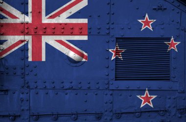 Yeni Zelanda bayrağı askeri zırhlı tankın yan tarafında tasvir edilmiştir. Ordu güçlerinin kavramsal geçmişi