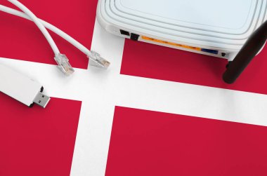 Masada internet rj45 kablo, kablosuz usb wi-fi adaptör ve yönlendirici ile Danimarka bayrağı tasvir edilmiştir. İnternet bağlantısı kavramı