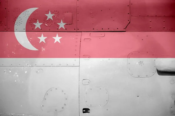 싱가포르 국기가 헬리콥터의 측면에 그려져 군대의 항공기 개념적 — 스톡 사진