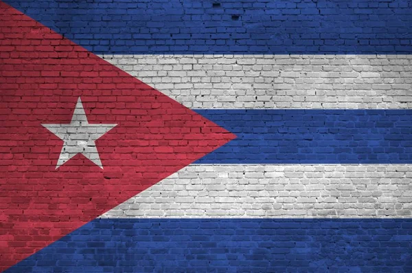 古いレンガの壁にペイント色で描かれたキューバの旗が閉じます 大きなレンガの壁の石積みの背景にテクスチャバナー — ストック写真