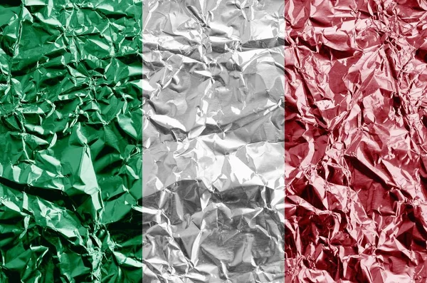 Flaga Włoch Przedstawiona Kolorach Farby Błyszczącej Pogniecionej Folii Aluminiowej Bliska — Zdjęcie stockowe